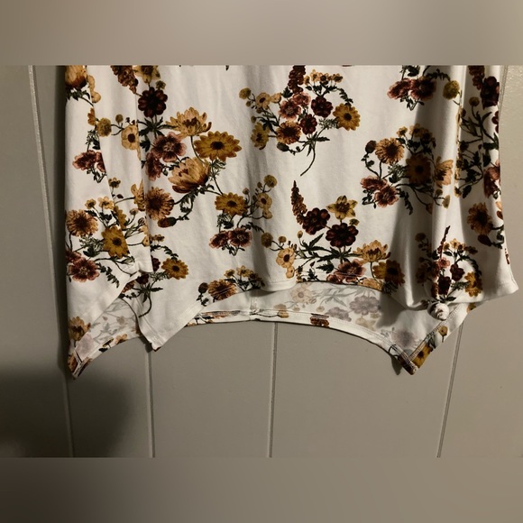 👚(bundle 4 items w/👚for $16) Beautiful flowered top - Picture 2 of 7